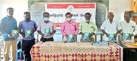 திமிரியில் தமிழ்நாடு அறிவியல் இயக்கம் சார்பில் நடைபெற்ற முப்பெரும் விழாவில் துளிர் தொகுப்பு நூல் வெளியிடப்பட்டது.