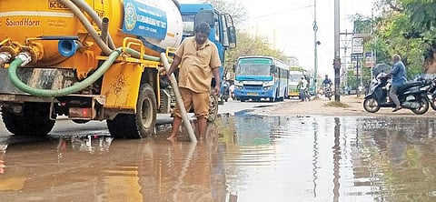 குற்றாலம் பிரதான அருவியில் நீர் வரத்து அதிகரித்ததால் சுற்றுலாப் பயணிகள் மகிழ்ச்சியுடன் குளித்தனர். (வலது) தூத்துக்குடியில் பெய்த திடீர் மழையால் பாளையங்கோட்டை சாலையில் ராஜாஜி பூங்கா அருகே தேங்கிய தண்ணீரை டேங்கர் லாரி மூலம் அகற்றும் மாநகராட்சி பணியாளர்கள். படம்: என்.ராஜேஷ்