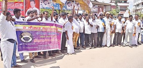 டீசல் விலை உயர்வை கண்டித்து வாடகை வாகன உரிமையாளர்கள், ஓட்டுநர்கள் பாளையங்கோட்டையில் ஆர்ப்பாட்டம் நடத்தினர். படம்: மு.லெட்சுமி அருண்
