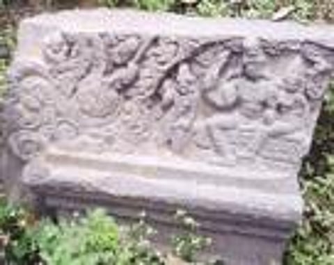 கண்டெடுக்கப்பட்ட கல்வெட்டு. (அடுத்த படம்) சிதைந்து போன நிலையில் காணப்பட்ட சிற்பம்.