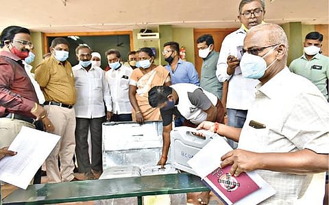 ஈரோடு ரயில்வே காலனி அரசு மேல்நிலைப்பள்ளியில் இருந்து வாக்குப்பதிவு இயந்திரங்கள், அந்தந்த தொகுதிகளுக்கு அனுப்பி வைக்கும் பணியினை மாவட்டத் தேர்தல் அலுவலர் சி.கதிரவன் ஆய்வு செய்தார்.