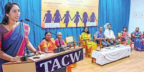 விழுப்புரம் தெய்வானை அம்மாள் மகளிர் கல்லூரியில் மகளிர் தினவிழாவில் உரையாற்றும் கல்லூரியின் இணை செயலாளர் நிஷா செந்தில் குமார்.