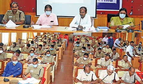 விழுப்புரம் மாவட்டத்தில் செயல்படுத்தப்படும் தேர்தல் நன்னடத்தை விதிகள் குறித்து காவல்துறையினருடன் ஆலோசனை நடத்திய மாவட்ட தேர்தல் அலுவலர் அண்ணா துரை.