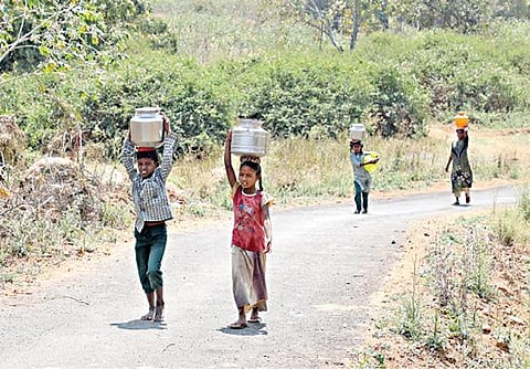 ஏக்கல்நத்தம் மலைக்கிராமத்தில் குடிநீர் பற்றாக்குறையால் கிராம மக்கள் அவதியுற்று வருகின்றனர். தற்போது பள்ளிகளுக்கு விடுமுறையால் சிறுவர், சிறுமிகள் வீட்டிற்கு தேவையான குடிநீரை சுமந்து செல்கின்றனர். படம்: எஸ்.கே.ரமேஷ்