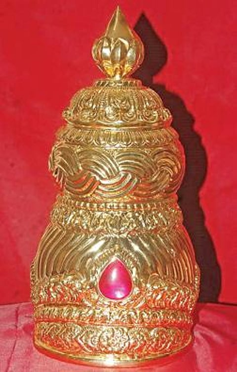 திருச்செந்தூர் செந்திலாண்டவர் கோயில் மூலவருக்கு ஈரோட்டைச் சேர்ந்த பக்தர் உபயமாக வழங்கிய 1,350 கிராம் எடையுள்ள தங்க கிரீடம்.