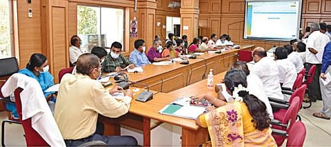 நாமக்கல் மாவட்ட ஆட்சியர் அலுவலகத்தில் மின்னணு வாக்குப்பதிவு இயந்திரம், கட்டுப்பாட்டு இயந்திரங்கள் கணினி மூலம் குலுக்கல் முறையில் தேர்வு செய்யும் பணி ஆட்சியர் கா.மெகராஜ் தலைமையில் நடைபெற்றது.