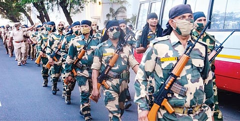 தமிழக சட்டப்பேரவைத் தேர்தலில் பொதுமக்கள் அச்சமின்றி வாக்களிக்கவும், பாதுகாப்பு தொடர்பாக விழிப்புணர்வு ஏற்படுத்தும் வகையிலும், சென்னை பாரிமுனை குறளகம் அருகில் துணை ராணுவப் படையினர் மற்றும் போலீஸார் நேற்று கொடி அணிவகுப்பு நடத்தினர்.படம்: பு.க.பிரவீன்