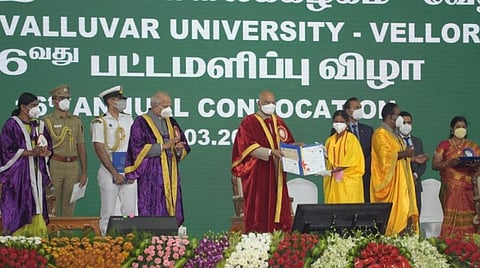 மாணவிக்குப் பட்டம் வழங்கிய குடியரசுத் தலைவர்.