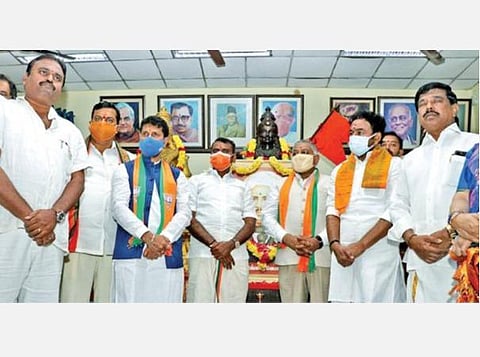 பாஜக போட்டியிடும் 20 தொகுதிகளின் பட்டியல் வெளியீடு; சேப்பாக்கம் போட்டி இல்லை: சென்னையில் 2 தொகுதிகளில் மட்டும் போட்டி