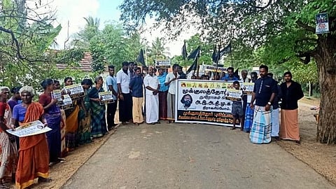 திருப்பத்தூர் அருகே வேட்டங்குடிபட்டி அதிமுகவை நிராகரிப்போம் என்று பதாகை ஏந்தி பிரச்சாரத்தில் ஈடுபட்ட முக்குலத்தோர் புலிப்படையினர்.