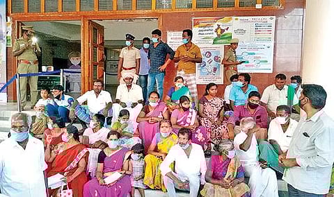 தி.மலை மாவட்ட ஆட்சியர் அலுவலகத்தில் தர்ணாவில் ஈடுபட்ட கிராம மக்கள்.