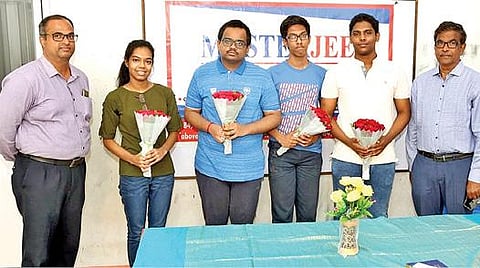 ஜேஇஇ தேர்வில் சிறப்பிடம் பிடித்த மாணவர்களை பாராட்டிய மாஸ்டர்ஜியின் தலைவர் ராஜேந்திரன். அருகில், முதன்மை செயல் அலுவலர் சரவணன் உள்ளிட்டோர்.