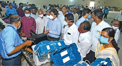 திருநெல்வேலி மாவட்டத்தில் உள்ள 5 சட்டப் பேரவை தொகுதிகளுக்கும் வாக்குப்பதிவு இயந்திரங்களை அனுப்பி வைக்கும் பணியை ஆட்சியர் விஷ்ணு தொடங்கி வைத்தார். படம்: மு.லெட்சுமி அருண்