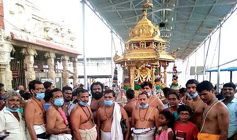 திருச்செந்தூரில் ஓராண்டுக்கு பிறகு நடைபெற்ற தங்கத்தேர் கிரி வீதி உலா.