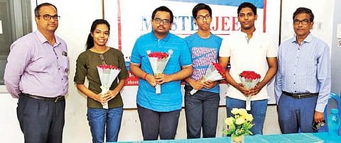 ஜேஇஇ தேர்வில் சிறப்பிடம் பிடித்த மாணவர்களை பாராட்டிய மாஸ்டர்ஜியின் தலைவர் ராஜேந்திரன். அருகில், முதன்மை செயல் அலுவலர் சரவணன் உள்ளிட்டோர்.