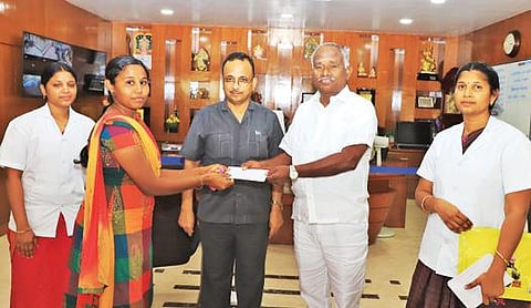 தோளூர்ப்பட்டி கொங்குநாடு கல்வி நிறுவனங்களில் நடைபெற்ற மகளிர் தின விழாவில் வெற்றிபெற்ற மாணவியருக்கு கல்லூரி சேர்மன் பெரியசாமி பரிசு வழங்கினார். அருகில் பொறியியல் கல்லூரி முதல்வர் அசோகன்.