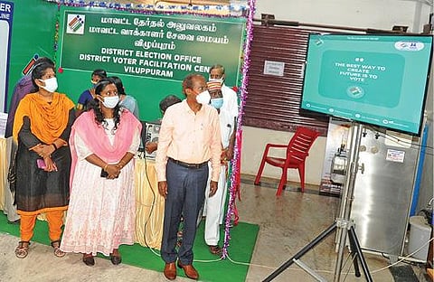 விழுப்புரம் ஆட்சியர் அலுவலகத்தில் வாக்காளர் சேவை மையத்தை மாவட்ட தேர்தல் அலுவலர் அண்ணாதுரை தொடங்கி வைத்தார்.