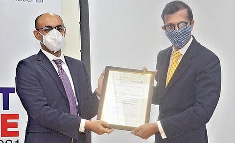 சென்னை கிண்டி அடுத்த மணப்பாக்கத்தில் உள்ள மியாட் மருத்துவமனையில் ‘இடுப்பு மூட்டு மாற்று அறுவை சிகிச்சை (சாக்கெட் சயின்ஸ்-2021)’ பயிற்சியின் 10-வது ஆண்டு விழா நேற்று நடைபெற்றது. இந்த விழாவில் மருத்துவமனை நிர்வாக இயக்குநர் பிரித்வி மோகன்தாஸ், மருத்துவ உபகரணங்களை வழங்கிய ஜான்சன் அன்டு ஜான்சன் நிறுவனத்தின் நிர்வாக இயக்குநர் சந்தீப் மக்காருக்கு பாராட்டு சான்றிதழ் வழங்கி கவுரவித்தார். படம்: பு.க.பிரவீன்