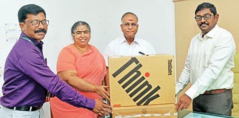 ஈரோடு மாற்றுத்திறனாளிகள் நல அலுவலகத்தில் சக்தி மசாலா நிறுவனங்களின் சார்பில் புதிய கணினியை மாவட்ட ஆட்சியர் சி.கதிரவனிடம், சக்தி மசாலா நிறுவனங்களின் நிர்வாக இயக்குநர் பி.சி.துரைசாமி, இயக்குநர் சாந்தி துரைசாமி ஆகியோர் வழங்கினர்.