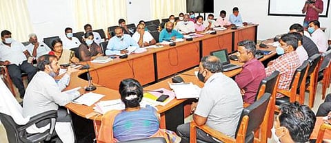 கிருஷ்ணகிரியில் நடந்த வேட்புமனு தாக்கல் செய்வது தொடர்பான ஆலோசனைக் கூட்டத்தில் மாவட்ட தேர்தல் அலுவலரான ஆட்சியர் ஜெயசந்திர பானு ரெட்டி பேசினார்.