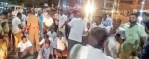 பல்லடம் பேருந்து நிலையம் எதிரே நேற்று சாலை மறியலில் ஈடுபட்ட தற்போதைய சட்டப்பேரவைத் தொகுதி உறுப்பினரின் ஆதரவாளர்கள்.