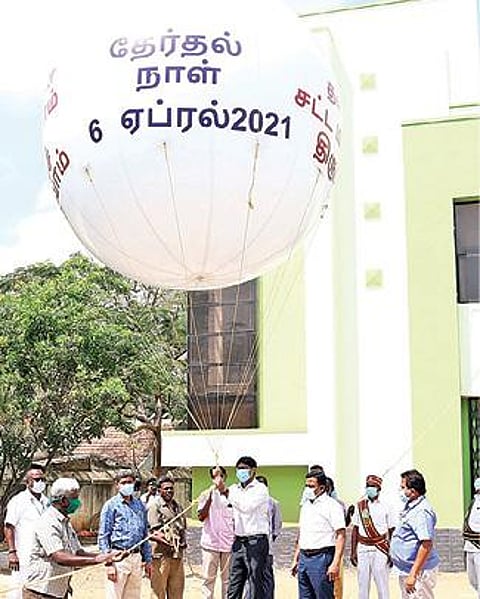 திருப்பூர் மாநகராட்சி 1-வது மண்டல அலுவல கத்துக்கு உட்பட்ட வேலம்பாளையத்தில் 100 சதவீத வாக்குப்பதிவை வலியுறுத்தி ராட்சத பலூனை நேற்று பறக்கவிட்ட திருப்பூர் மாவட்ட தேர்தல் அலுவலரும், ஆட்சியருமான க.விஜய கார்த்திகேயன் உள்ளிட்டோர்.