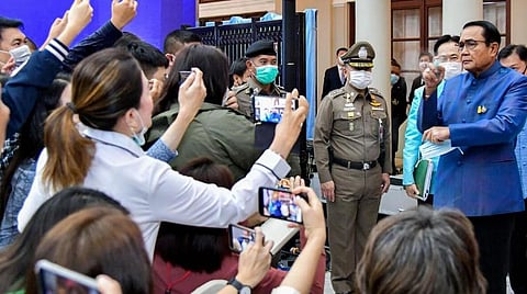 கடினமான கேள்வி கேட்ட பத்திரிகையாளர்கள் மீது சானிடைசர் அடித்த தாய்லாந்து பிரதமர்