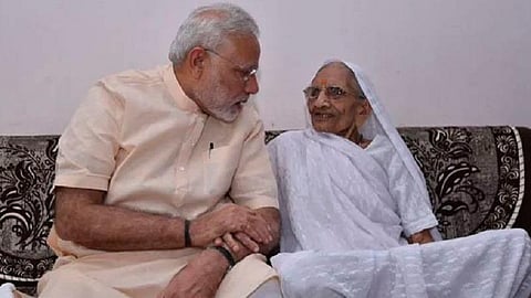 கரோனா தடுப்பூசி போட்டுக்கொண்டார் பிரதமரின் தாயார்