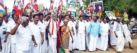 புதுக்கோட்டை மாவட்டம் ஆலங்குடியில் நேற்று அதிமுக வேட்பாளரை மாற்றக் கோரி பேரணியாக செல்லும் அதிமுகவினர்.