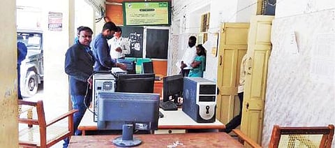 கையகப்படுத்தப்பட்ட நிலத்துக்கு உரிய இழப்பீடு வழங்காததால், ஊத்தங்கரை வட்டாட்சியர் அலுவலகத்திலிருந்த பொருட்களை நீதிமன்ற ஊழியர்கள் ஜப்தி செய்தனர்.