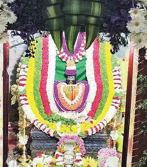 பேவநத்தம் சிவநஞ்சுண்டேஸ்வர சுவாமி கோயிலில் சிவராத்திரியையொட்டி சிறப்பு அலங்காரத்தில் அருள்பாலித்த சிவபெருமான். அடுத்த படம்: சிவராத்திரி பூஜையில் கலந்து கொள்ள மலையில் ஏறிச்செல்லும் பக்தர்கள்.