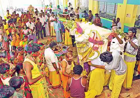 கிருஷ்ணகிரி அங்காளம்மன் கோயிலில் மயான சூறைத் திருவிழாவையொட்டி கொடி யேற்றப்பட்டது.