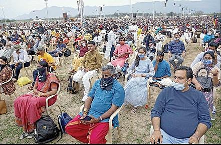 விழாவில், சமூக இடைவெளியுடன் பங்கேற்ற பக்தர்களில் ஒரு பகுதியினர்.