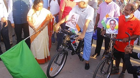 சைக்கிள் பேரணியை கொடியசைத்து தொடங்கி வைக்கும் ஆளுநர் தமிழிசை சவுந்தரராஜன்.