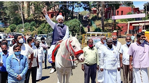 குதிரையில் வந்த மஞ்சை வி.மோகன்.