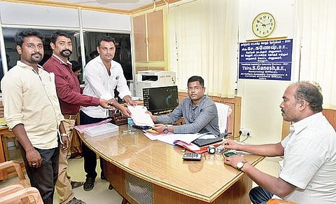 சட்டப்பேரவைத் தேர்தலையொட்டி, வேட்புமனு தாக்கல் நேற்று தொடங்கியது. இதனைத் தொடர்ந்து, சுயேட்சை வேட்பாளராக போட்டியிட, வேலூர் வட்டாட்சியர் அலுவலகத்தில் தேர்தல் நடத்தும் அலுவலர் கணேஷிடம் வேட்புமனு தாக்கல் செய்த நாசீர். படம்: வி.எம்.மணிநாதன்.