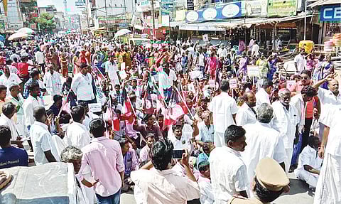 செய்யாறில் அதிமுக வேட்பாளரை மாற்றக்கோரி நேற்று சாலை மறியலில் ஈடுபட்ட அக்கட்சியினர்.