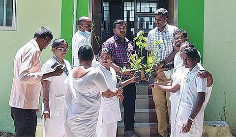 ஆலங்காயத்தில் மூலிகை தோட்டம் அமைக்க 30 வகையான மூலிகைச் செடிகளை சித்த மருத்துவர் பாஸ்கரன், ஆலங்காயம் வட்டார மருத்துவ அலுவலர் பசுபதியிடம் வழங்கினார். அருகில், அரசு சித்த மருத்துவர் விக்ரம்குமார் உள்ளிட்டோர்.