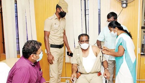 திருநெல்வேலி மாவட்ட காவல் கண்காணிப்பாளர் மணிவண்ணன் கரோனா தடுப்பூசி போட்டுக்கொண்டார்.