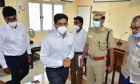 திருநெல்வேலி கோட்டாட்சியர் அலுவலகத்தில் வேட்புமனு தாக்கலுக்கான ஏற்பாடுகள் குறித்து தேர்தல் அலுவலர் விஷ்ணு ஆய்வு செய்தார். படம்: மு.லெட்சுமி அருண்