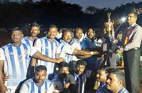 கபடி போட்டியில் வெற்றி பெற்ற திருச்சி அணி வீரர்களிடம் கோப்பையை வழங்கிய மதுரை கோட்ட மேலாளர் லெனின்.