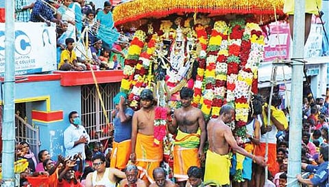 மயான சூறை திருவிழாவையொட்டி சிறப்பு அலங்காரத்தில் வீதி உலா வந்த அங்காளம்மன், பூங்காவனத்தம்மன்.