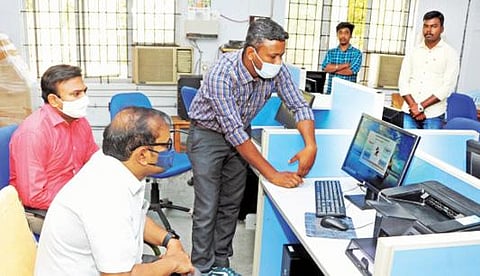 கிருஷ்ணகிரியில் 6 சட்டப்பேரவைத் தொகுதிகளில் தேர்தல் பணியில் ஈடுபட உள்ளவர்களுக்கு சுழற்சி முறையில் ஒதுக்கீடு பணிகளை, மாவட்ட தேர்தல் அலுவலரான ஆட்சியர் ஜெயசந்திர பானு ரெட்டி ஆய்வு செய்தார்.