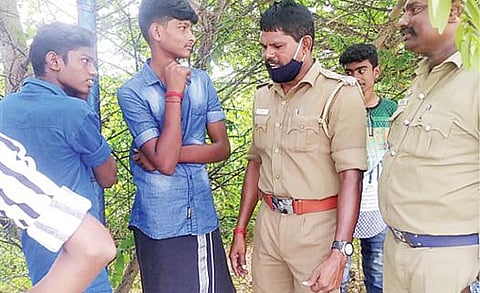 மானாமதுரையில் வாகனச் சோதனையில் ஈடுபட்ட தேர்தல் அதிகாரிகள் மாணவர்கள் காதில் அணிந்திருந்த கடுக்கனை கழற்ற வைத்தனர்.