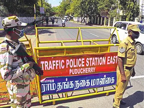 வேட்பு மனுத் தாக்கல் தொடங்கியதையொட்டி உப்பளம் பகுதியில் உள்ள தேர்தல் அலுவலகம் முன்பு துப்பாக்கி ஏந்திய மத்திய துணை ராணுவப் படையினர் நிறுத்தப்பட்டுள்ளனர். படம்: எம்.சாம்ராஜ்