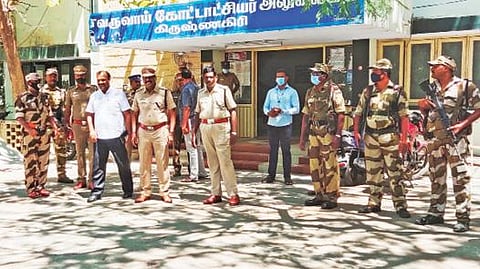 கிருஷ்ணகிரி சட்டப்பேரவை தொகுதியில் போட்டியிட வேட்புமனு தாக்கல் நேற்று தொடங்கியது. இதற்காக, கிருஷ்ணகிரி வருவாய் கோட்டாட்சியர் அலுவலகம் முன்பு பாதுகாப்பு பணியில் ஈடுபட்ட போலீஸார். படம்: எஸ்.கே.ரமேஷ்