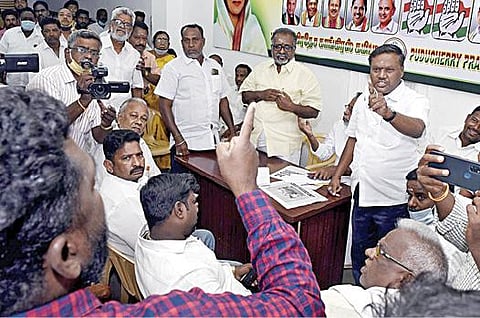 ‘திமுகவுடன் கூட்டணி வேண்டாம்; தனித்துப் போட்டியிட வேண்டும்’ என்று கட்சி அலுவலகத்தில் நடந்த ஆலோசனைக் கூட்டத்தில் ஆவேசமாக முறையிடும் காங்கிரஸார். படம்: எம்.சாம்ராஜ்