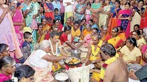 ஸ்ரீவில்லிபுத்தூர் முதலியார்பட்டித் தெருவில் உள்ள பத்ரகாளியம்மன் கோயிலில் கொதிக்கும் நெய்யில் வெறும் கையால் அப்பம் சுட்ட மூதாட்டி முத்தம்மாள்.