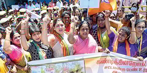 பெண்களை இழிவுபடுத்தியதாக ஹரியாணா முன்னாள் முதல்வருக்கு கண்டனம் தெரிவித்து, தமிழக பாஜக மகளிர் அணி சார்பில் சென்னை ராயப்பேட்டை மணிக்கூண்டு அருகில் நேற்று ஆர்ப்பாட்டம் நடைபெற்றது. இதில், பாஜக தேசிய மகளிர் அணி தலைவர் வானதி சீனிவாசன், நடிகை குஷ்பு, பாஜக செயற்குழு உறுப்பினர் மதுவந்தி உள்ளிட்ட நிர்வாகிகள் பங்கேற்றனர்.படம்: க.பரத்