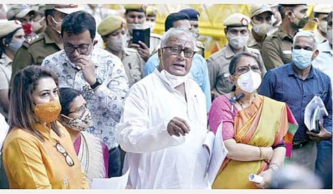 நந்திகிராம் தொகுதியில் போட்டியிட திரிணமூல் காங்கிரஸ் தலைவரும் முதல்வருமான மம்தா மீது மர்ம நபர்கள் தாக்குதல் நடத்தியதாக கூறப்படுகிறது. இதுகுறித்து திரிணமூல் கட்சி எம்.பி.க்கள் சவுகதா ராய், சதாப்தி ராய், ககோலி கோஷ் உட்பட பலர், டெல்லியில் நேற்று தலைமை தேர்தல் ஆணையத்தில் புகார் அளித்தனர். பின்னர் செய்தியாளர்களை சந்தித்து பேட்டி அளித்தனர்.படம்: பிடிஐ